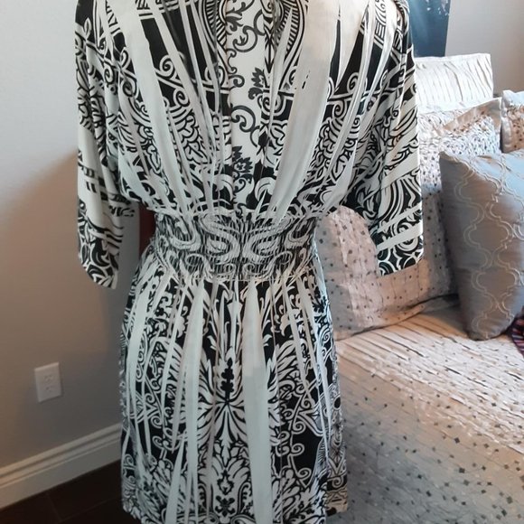 Elegant Black and White Patterned Dress - Picture 2 of 10